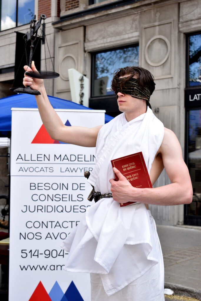Madame Justice avec le code civil du Québec en main