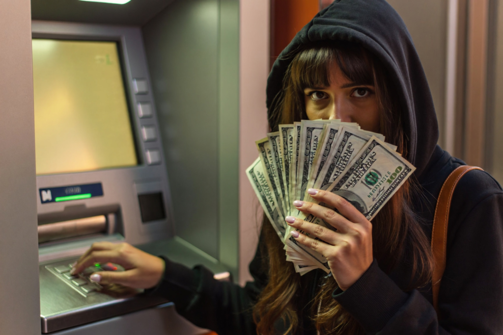 Quelqu'un vide le compte bancaire de ma mère, quels sont mes recours ?